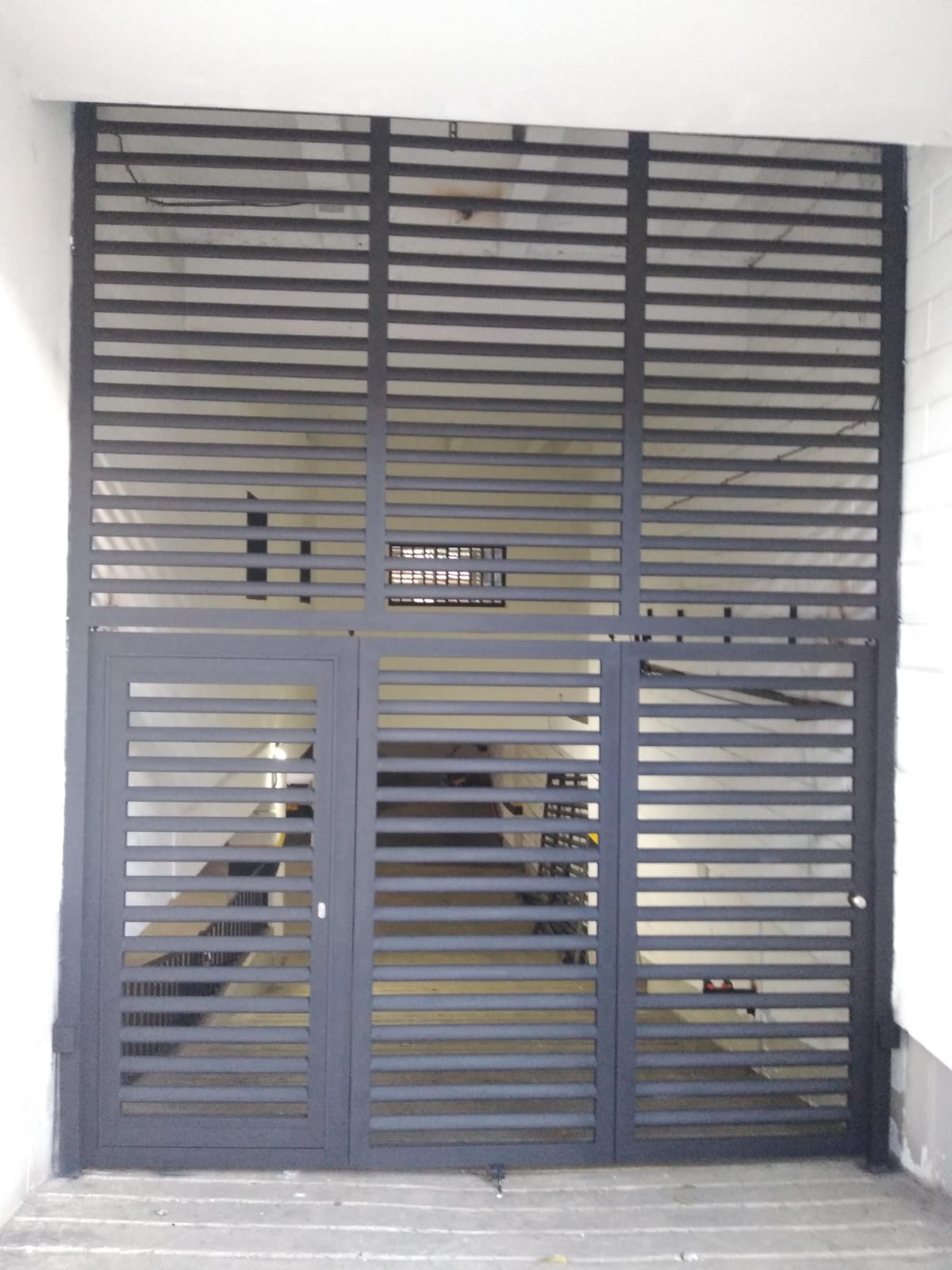 Cerramiento en celosía con puerta peatonal