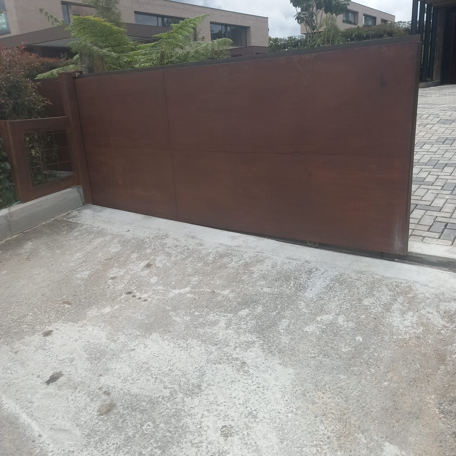 Portón corredizo de panel liso